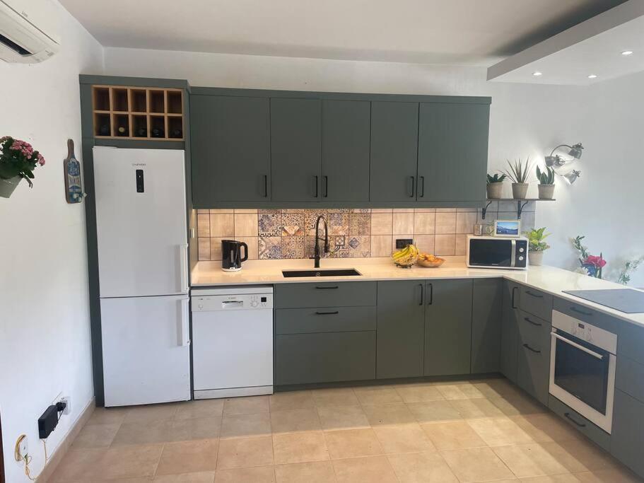 Spacious 3 Bedroom With Pool *
